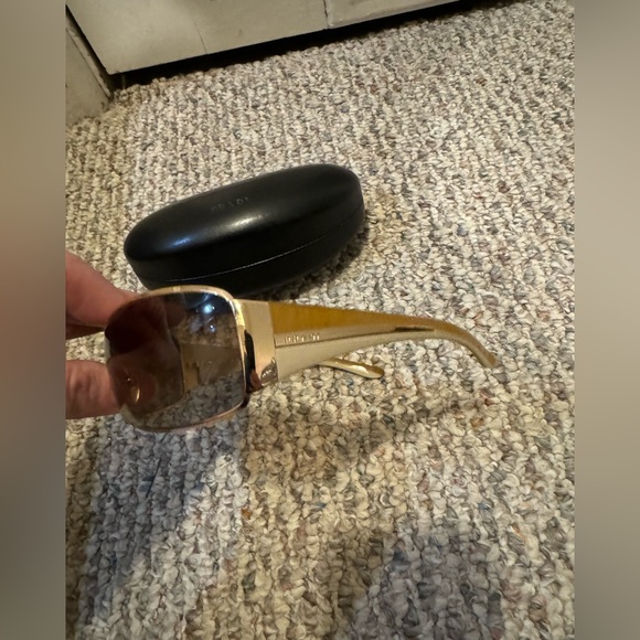 Beautiful gold-rimmed Prada sunglasses with logo. Case and cloth included! - Picture 16 of 16